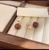 Pendientes de Perla Marrón Otoño e Invierno Pendientes de Alto Nivel Nuevo 2024 Explosiones Dos Formas de Usar Diseño de Nicho Pendientes Maillard