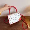 Bolsa quadrada pequena fresca e doce para mulheres, nova bolsa de ombro com blocos de cor cereja para o verão e outono de 2026, bolsa transversal para o dia a dia