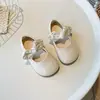 Sapatos Pequenos de Couro para Meninas 2026 Novo Primavera/Outono Infantil Menina Solado Macio Sapatos de Princesa Bebê Estilo Coreano Pérola Elegante Sapatos Individuais