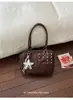 Bolso de axila retro estilo coreano con remaches de gran capacidad para mujer, nuevo modelo de otoño 2026, bolso de hombro de moda de alta gama para el trabajo