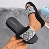 Zapatos de Mujer con Cuña de Pedrería Transfronterizos de Verano Europeos y Americanos de Una Tira Nuevo Estilo Transfronterizo Chanclas Talla Grande Venta al por Mayor Punta Redonda Venta al por Mayor Talla Grande