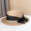 Sombrero plano de lana decorativa de satén perlado estilo Chanel para mujer, sombrero de fieltro combinable con todo, estilo socialité, para otoño e invierno, sombrero bombín pequeño de moda.