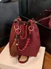 Bolsa de Ombro Feminina Moda Estilo Europeu e Americano 2025 Outono e Inverno Nova Bolsa de Ombro Casual Bolsa Tote com Rebites Bolsa de Mão com Franjas