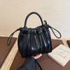 Bolsa de Hombro Plegada para Viajes Transfronterizos 2026 Nuevo Otoño e Invierno Bolso de Mano Texturizado para Mujer Bolso Cruzado Bolso Cubo Casual
