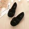 Sapatos femininos fofos de algodão, novo estilo inverno 2026, quentes, de sola reta, forrados com fleece, sola macia, com decoração de laço, sapatilhas estilosas e casuais