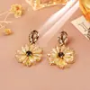 Pendientes de flor de cristal de margarita estilo festivo, lujo ligero, alta moda, temperamento elegante, diseño único, pendientes de botón para mujer