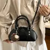 Bolso de mano de diseño nicho transfronterizo, bolsa de bolos para mujer, nuevo bolso retro elegante para el día a día, bolso de hombro y cruzado súper popular