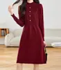 Vestido de punto largo elegante de alta gama para mujer, otoño e invierno, cuello semialto, longitud media, corte holgado, adelgazante, base de color liso