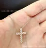 Colar de cruz em tamanhos grande e pequeno, totalmente cravejado de diamantes, design clássico, luxo leve, versátil para camadas diárias, presente de alto padrão para casais