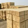 La madera de construcción es adecuada para el almacenamiento al aire libre en los sitios de construcción y se procesa a partir de materiales de madera maciza mediante aserrado.