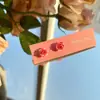 Brincos de Flor Rosa para Mulheres 2025 Brincos de Novo Estilo Nicho Luxo Acessível Brincos Pequenos