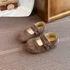 Zapatos planos retro para niñas con tallado, gamuza mate, doble hebilla, suela suave, cómodos para que los usen los niños pequeños al salir