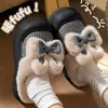 Chinelos de Algodão de Salto Alto para Mulheres Inverno 2026 Novo Estilo Solado Grosso Aumenta Altura Quente Forrados com Pelúcia Chinelos de Laço para Mulheres Outono/Inverno Externo