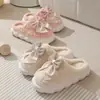Zapatos de algodón suela gruesa pantuflas antideslizantes pantuflas de algodón cálidos para uso en casa hombres invierno lazo zapatos posparto pantuflas de algodón mujeres venta al por mayor