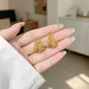 Argolas de orelha de moda de luxo leve, argolas versáteis de temperamento, personalidade, brincos da moda de celebridade da internet, brincos pequenos requintados, atacado, dourado