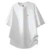 Camiseta Preta de Manga Curta para Homens, Novo Estilo de Verão, Caimento Solto, Design com Logo Metálico, Camiseta de Manga Meia-Manga, Top Casual e Versátil Masculino