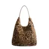 2026 Nova Bolsa de Mão Elegante de Grande Capacidade Moda Feminina Individual Retrô Casual Estampa de Leopardo Bolsa Tote Bolsa de Ombro para Estudante