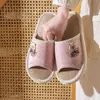 Lindas pantuflas de lino con oso para mujer, nuevo estilo casero de interior, engrosadas, antideslizantes, resistentes al desgaste, suela suave, silenciosas, pantuflas de pareja para hombre