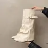 Botas de Cavaleiro com Fivela Femininas 2026 Outono/Inverno Novas Botas Longas Empilhadas na Perna da Calça com Aumento Interno de Altura Bico Quadrado de Alto Acabamento