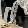 Calça de moletom esportiva listrada Cleanfit para homens, estilo americano outonal, calça da moda com três listras, alongadora de pernas, calça solta de perna reta