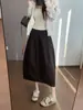Sencilla y práctica para el trayecto diario, esta falda midi de corte A presenta un bajo con abertura, una silueta fluida y un corte ligeramente holgado.. Es una elección perfecta para el otoño, H090805