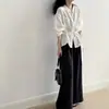 Elegante camisa de estilo europeo de manga larga holgada con cinturón, nueva colección otoño 2026, camisa entallada a la cintura para atuendos de moda para damas