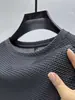 Camiseta de verano fina de seda helada de manga corta para hombre, corte holgado, patrón de gofres, manga media, cuello redondo, top de moda estilo Ins, disponible para venta al por mayor