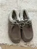 Outono e Inverno 2025 Sapatos Loafers de Pelúcia e Pelo Retrô com Cadarço Quentes Slip-On Gorro Botas Antiderrapantes Sapatos de Algodão