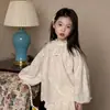 Conjunto de Roupa Feminina Primavera e Outono 2026 Novo Estilo Versão Coreana Camisa com Gola de Boneca Bordada Design Estiloso Tendência Saia Meia Duas Peças