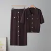 Conjunto de Tricô de Alta Qualidade Estilo Francês para Primavera e Verão, Moda Polo com Botões + Saia de Tricô de Comprimento Médio com Caimento Ajustado Conjunto de Duas Peças para Mulheres
