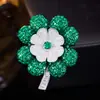 Broche luxuoso de trevo de quatro folhas em camada dupla, um alfinete sofisticado para ternos e casacos, perfeito como acessório para ocasiões formais e vestidos de noite.