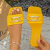 Sandálias Femininas Slip-On de Tamanho Grande 44 para Comércio Exterior Europeu e Americano Verão 2026 Novo Estilo Coreano Bico Quadrado Corrente Chinelos Planos para Uso Externo