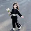 Conjunto de Roupa Outono para Alunos do Ensino Fundamental 2026 Novo Estilo Casual Esportivo para Meninas Jaqueta Cardigã Curto com Gola Alta e Calça de Moletom Tendência