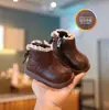 Botines Cortos para Bebé Niña 2026 Nuevo Otoño Más Terciopelo Botitas de Cuero Pequeñas Zapatos de Moda Casuales Suela Suave para Niñas Botas Martin para Niñas