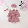 Vestido de Couro Rosa para Meninas de Primavera e Outono com Gola de Pelúcia, Gravata Borboleta, Saia Evasê Ajustada na Cintura, Combinado com uma Boina de Cor Sólida