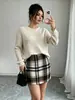 Conjunto de dos piezas europeo y americano para mujer 2026: Suéter de punto grueso a rayas verticales color blanco roto + Pantalones de cuadros marrones y negros de cintura alta vintage