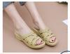 Pantuflas de cuña nuevas para mamá, de verano para mujer, suela suave, para uso en exteriores, talla grande para mediana edad y ancianos, pantuflas planas