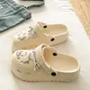 Zapatos de Agujeros Nuevos de Verano 2026 DIY Patrón de Dibujos Animados Estilo Mujer Gato Aumentador de Altura Sandalias Cerradas para Playa al Aire Libre