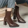 Botas curtas de salto alto grosso com bico fino estilo francês para mulheres, novas botas de caimento justo para primavera e outono de 2026, botas Martin, botins Chelsea
