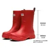 Botas de chuva de moda transfronteiriças para mulheres, comprimento médio da panturrilha, estilo coreano e japonês, design simples, sola grossa, duráveis, confortáveis, antiderrapantes, adequadas para trabalho e lavagem de carros