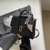 Bolsa de Ombro Feminina Tendência de Nicho Outono e Inverno 2024 Nova Moda Padrão Trançado Simples Versátil Transversal Pequena Quadrada Cross-Border