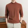 Camiseta básica de manga larga con cuello redondo para hombre, una prenda casual moderna y versátil para primavera y otoño, con un diseño de bloques de color