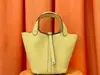 Bolso Cubo de Cuero Versátil Bolso de Mano de Primera Capa de Piel de Vaca Patrón Lichi Piel Togo Bolso de Mujer Artículo de Moda