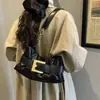 Hebilla de Cinturón Estilo Chica Popular de Alta Calidad para Nicho Transfronterizo Bolso de Axila para Mujer Nuevo Modelo 2026 Bolso Versátil de Hombro Cruzado para Viajes Diarios