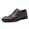 Coleção de outono plus size transfronteiriça: Sapatos formais masculinos versáteis, estilosos e chiques em estilo britânico com padrão brogue e couro com textura de crocodilo.