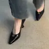 Sapatos Mocassins de Couro de Vaca com Camélia, Salto Fino e Bico Fino, Estilo Sexy e Sofisticado para um Look de Garota Poderosa
