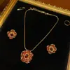Pingente de Design de Joia Leve de Peônia Exquisita Janela Esmaltada Vermelha Ouro Brilhante 18K Banhado a Bronze Antigo Estilo Ocidental Artesanato Pesado