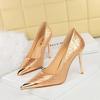 3739-21 Zapatos retro europeos y americanos de tacón alto stiletto de boca baja metal puntiagudo crack zapatos de mujer banquete zapatos de tacón alto