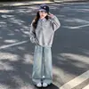 Conjunto de otoño estilo universitario para niñas 2026 nuevo conjunto de dos piezas de moda para niños mayores, con una sudadera de imitación de dos piezas y jeans
