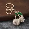 Direto do fabricante, novo chaveiro criativo de cereja com acabamento de gota de óleo, pingente de fruta de metal com strass para carro com toque de alta qualidade